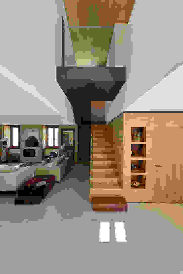 Modern corridor, hallway & stairs by Ricardo Moreno Arquitectos Modern