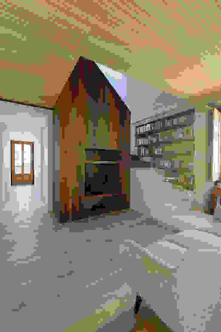 Modern corridor, hallway & stairs by Ricardo Moreno Arquitectos Modern
