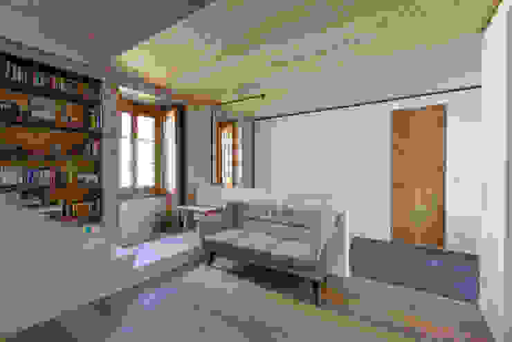 Modern corridor, hallway & stairs by Ricardo Moreno Arquitectos Modern