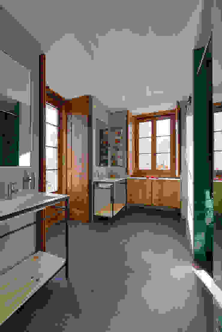 Modern style bathrooms by Ricardo Moreno Arquitectos Modern