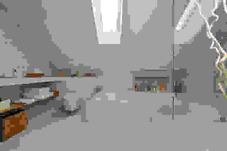 Modern style bathrooms by Ricardo Moreno Arquitectos Modern