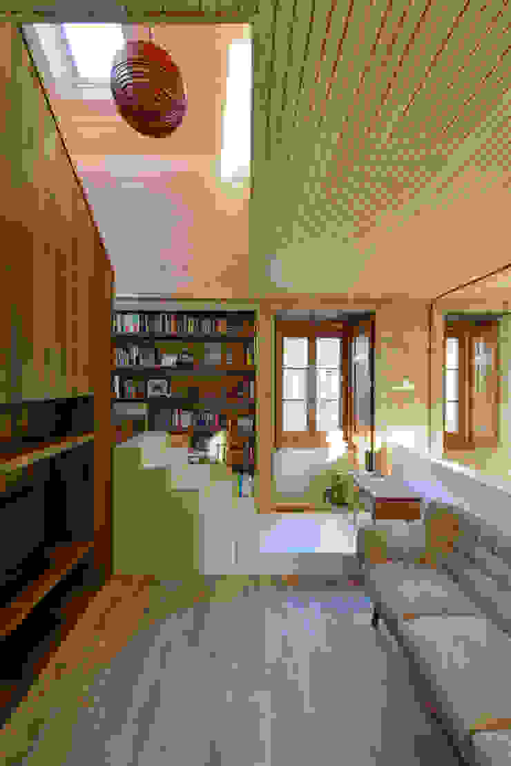 Modern corridor, hallway & stairs by Ricardo Moreno Arquitectos Modern