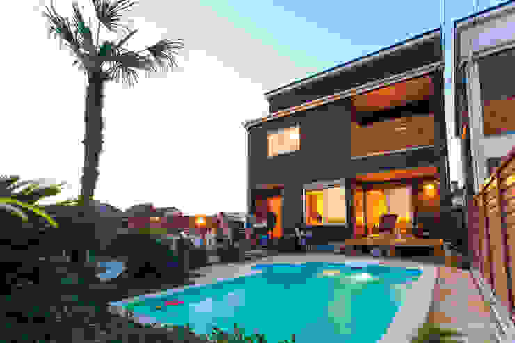 プールのある家 シーン００１ PROSPERDESIGN ARCHITECT /プロスパーデザイン/プールハウス オリジナルスタイルの プール 石 青色