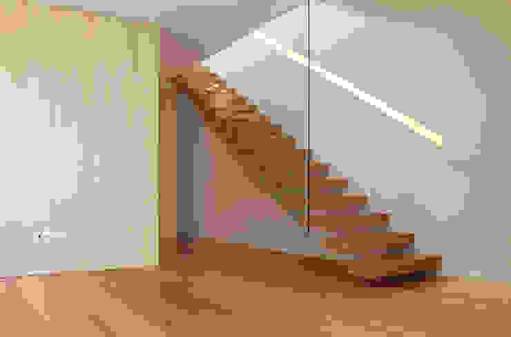 HOUSE NM_PÓVOA DE VARZIM_2015, PFS-arquitectura PFS-arquitectura Minimalistischer Flur, Diele & Treppenhaus