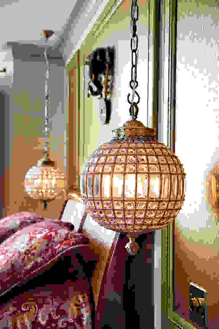 Maison Victorienne, ANNA DUVAL ANNA DUVAL Спальня в классическом стиле Янтарный / Золотой
