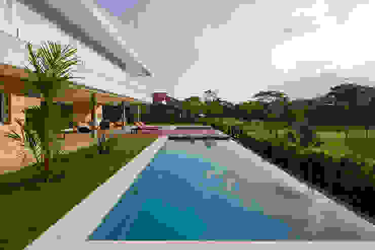 Conrado Ceravolo Arquitetos Piscina moderna