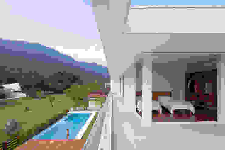 Conrado Ceravolo Arquitetos Balcone, Veranda & Terrazza in stile moderno