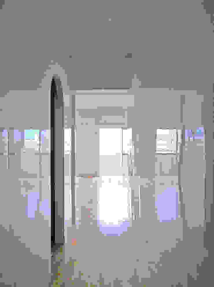 Superimposition House Renovation 高田博章建築設計 Modern corridor, hallway & stairs Wood White