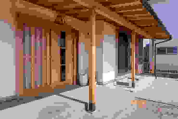 shu建築設計事務所 Ingresso, Corridoio & Scale in stile classico