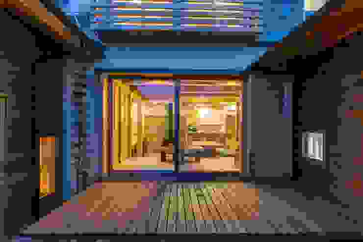 shu建築設計事務所 Balcone, Veranda & Terrazza in stile classico