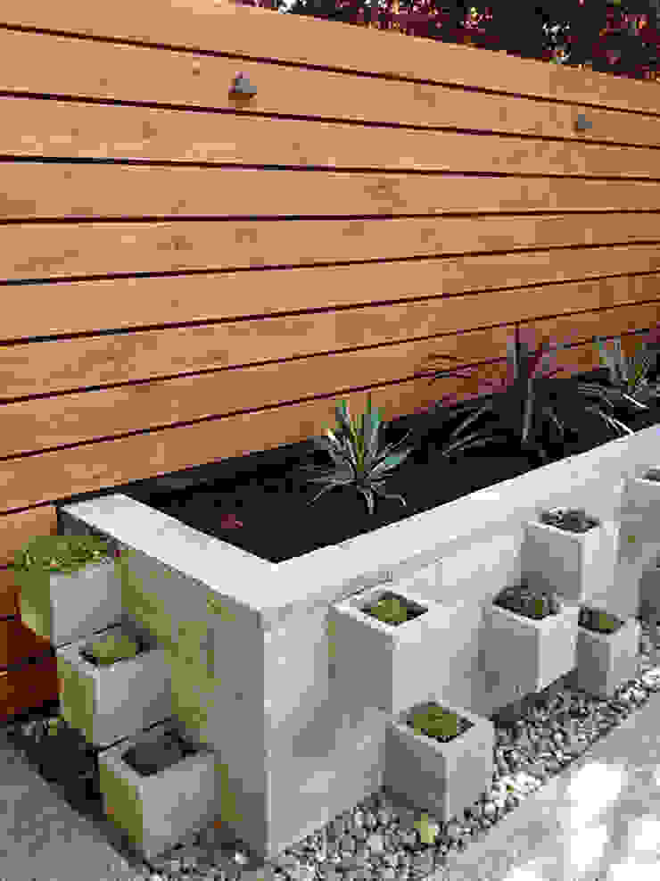 homify Interior garden Bricks Interior landscaping