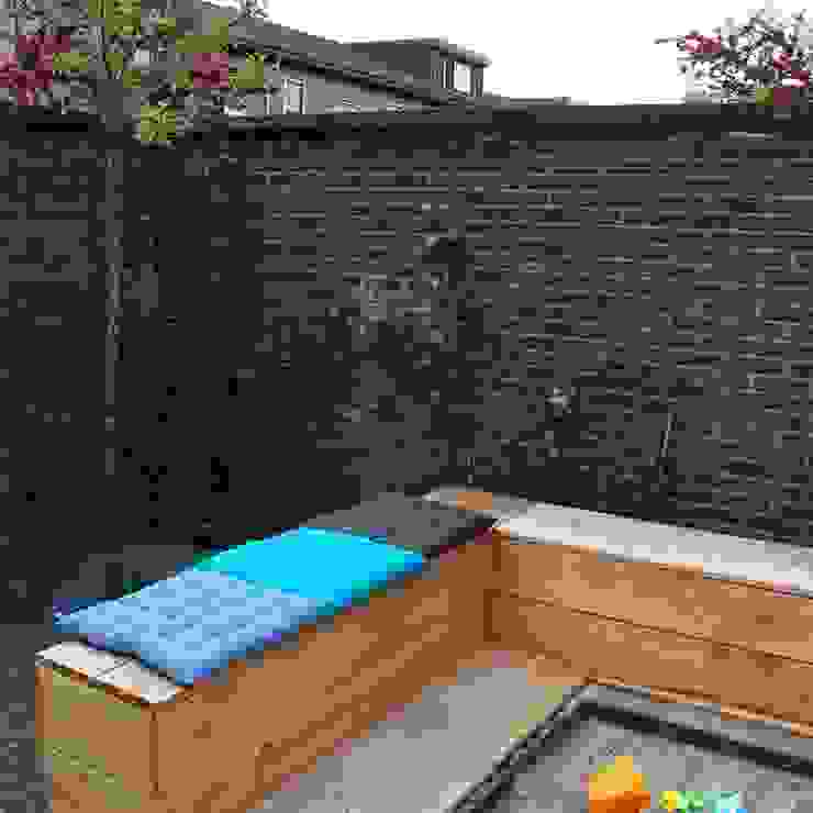 Zandbak en zitbank/ vlonderterrasje ineen Buro Floris Moderne tuinen