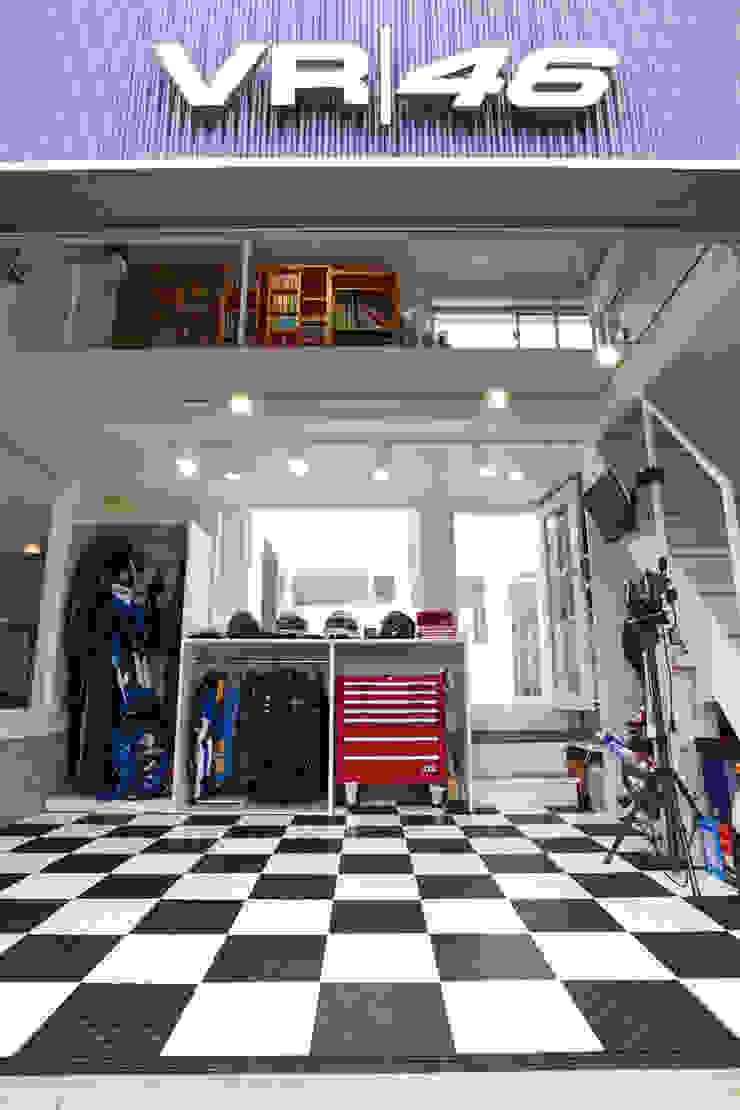 コートヤードとバイクガレージのある家, tai_tai STUDIO tai_tai STUDIO Modern garage/shed
