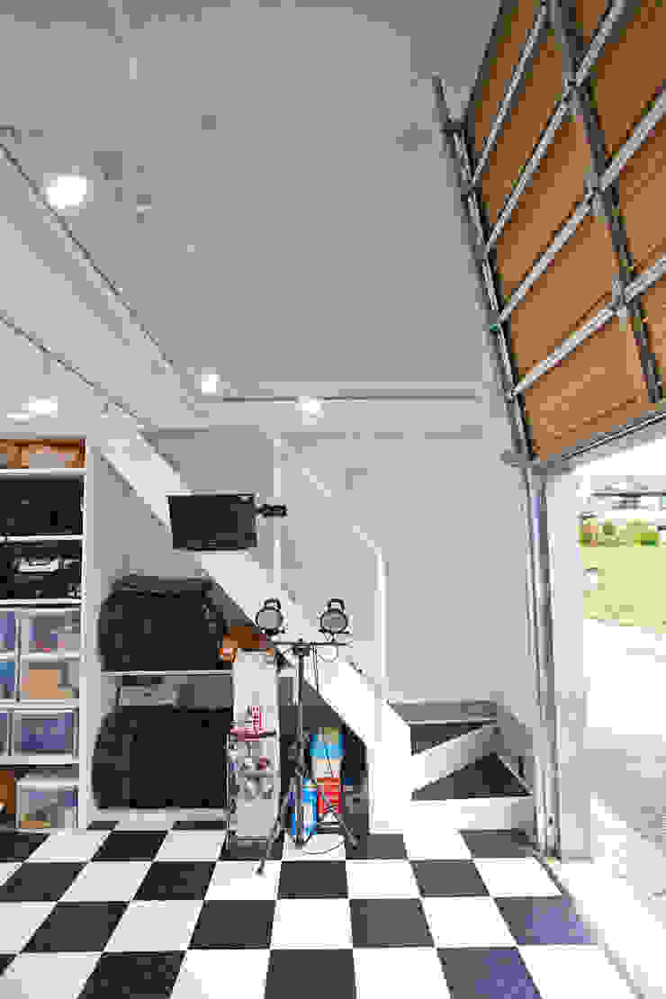 コートヤードとバイクガレージのある家, tai_tai STUDIO tai_tai STUDIO Garagens e arrecadações modernas