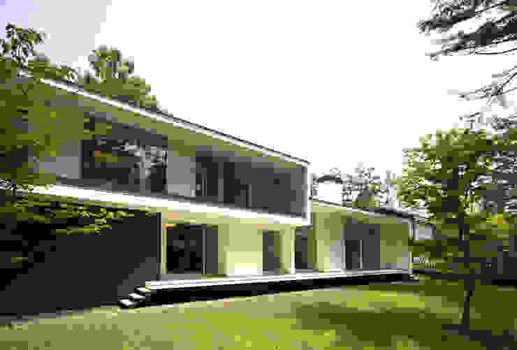 house in karuizawa 株式会社廣田悟建築設計事務所 モダンな 家 白色 植物,空,建物,財産,窓,木,クラウド,シェード,土地区画,草