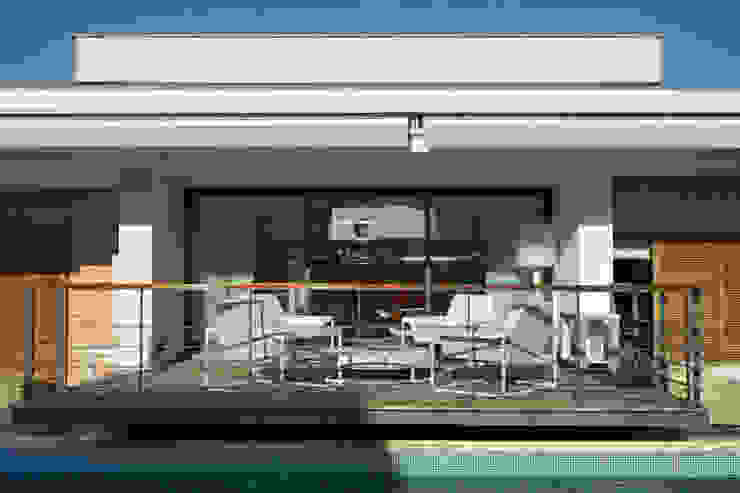 Casa Luanda Varandas, marquises e terraços modernos por Silvia Costa | Arquitectura de Interiores Moderno