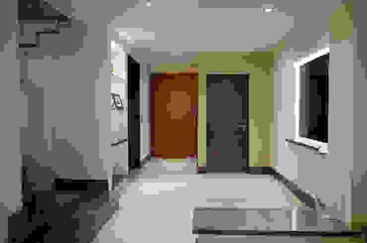 Corredores, halls e escadas modernos por fc3arquitectura Moderno Cerâmica