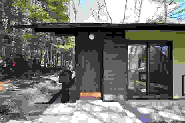 玄関 モリモトアトリエ / morimoto atelier モダンな 家 木 黒色