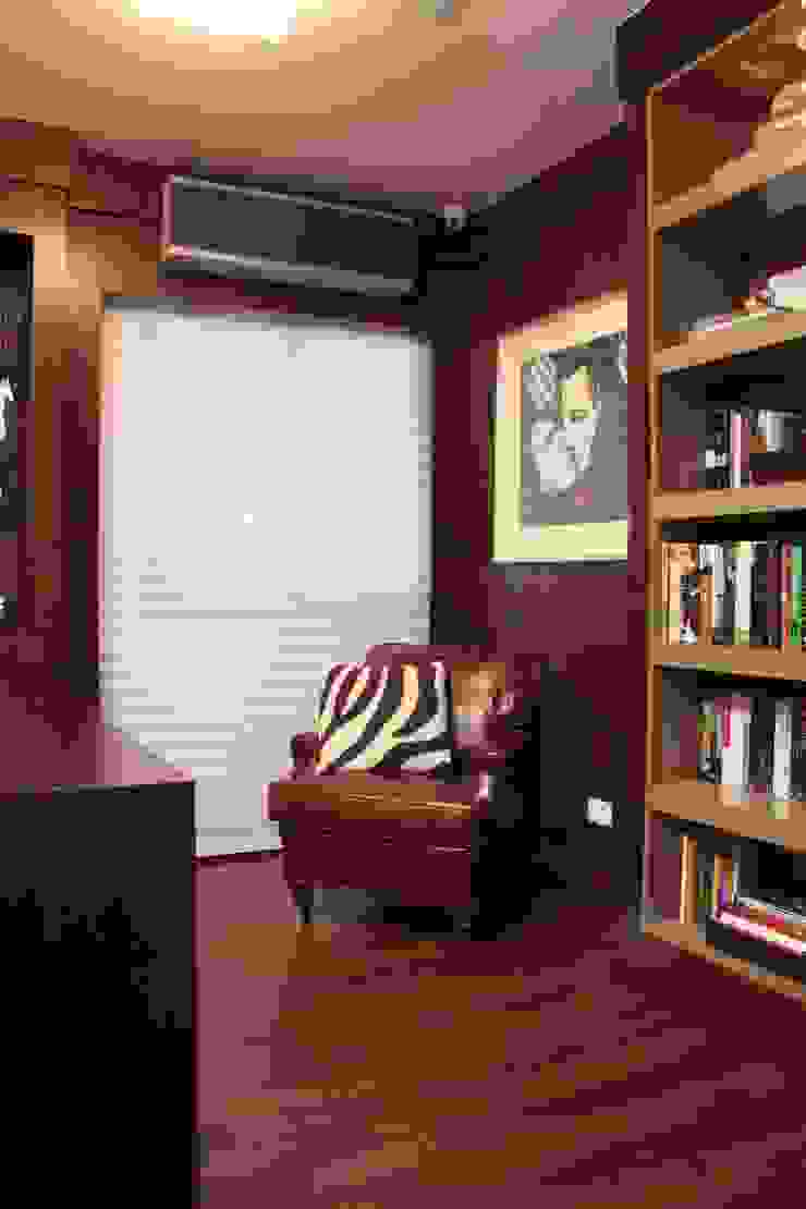 MARCENARIA E ARTE SÃO SEUS PONTOS FORTES !!!, Fernanda Moreira - DESIGN DE INTERIORES Fernanda Moreira - DESIGN DE INTERIORES Modern style study/office Leather Brown