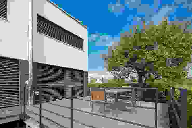 Eigenheim in Lerchenfeld Herzog-Architektur Moderner Balkon, Veranda & Terrasse