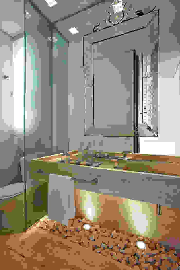 Márcia Carvalhaes Arquitetura LTDA. Phòng tắm phong cách hiện đại