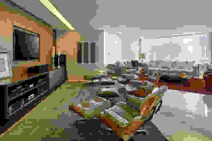 Isabela Canaan Arquitetos e Associados Salas multimedia de estilo moderno