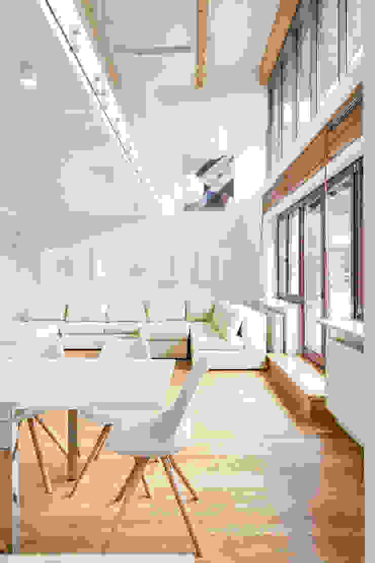 Apartament z widokiem na Wawel Nowoczesny salon od Tarna Design Studio Nowoczesny