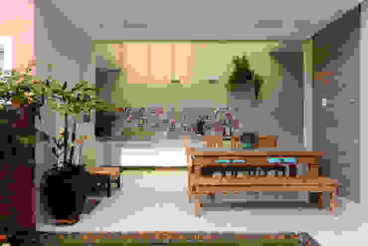 LAM Arquitetura | Interiores Modern balcony, veranda & terrace