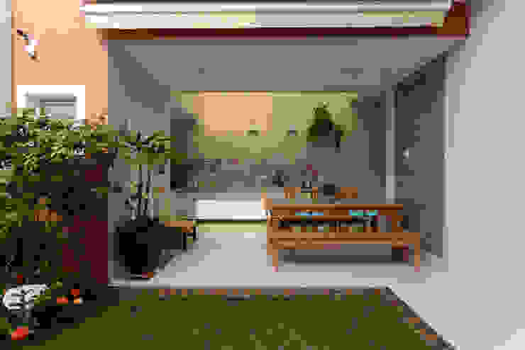 LAM Arquitetura | Interiores Modern balcony, veranda & terrace