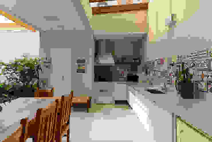 LAM Arquitetura | Interiores Modern balcony, veranda & terrace