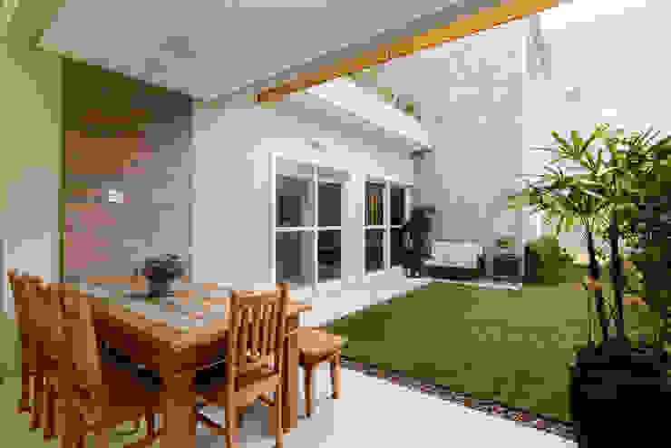 LAM Arquitetura | Interiores Modern balcony, veranda & terrace