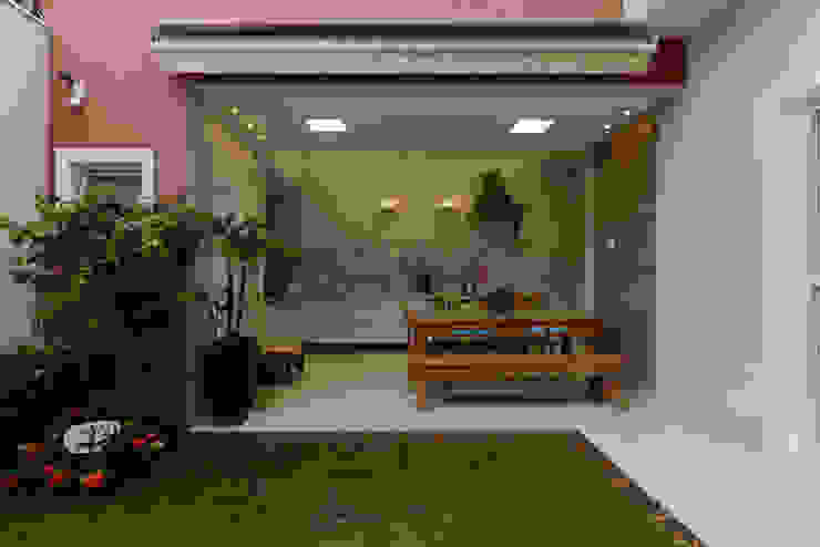 LAM Arquitetura | Interiores Modern balcony, veranda & terrace