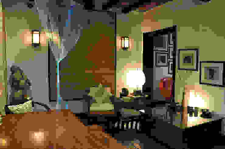 Apartment monica khanna designs Dining roomTables