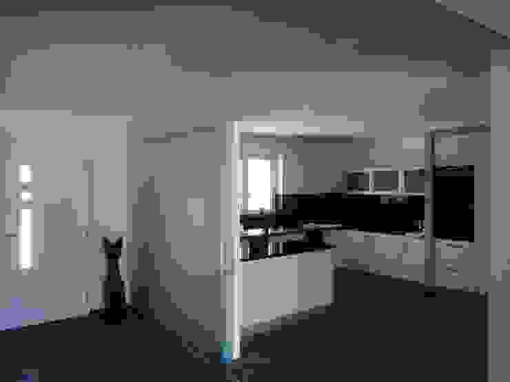 Pintura de Interiores Corredores, halls e escadas mediterrânicos por RenoBuild Algarve Mediterrânico