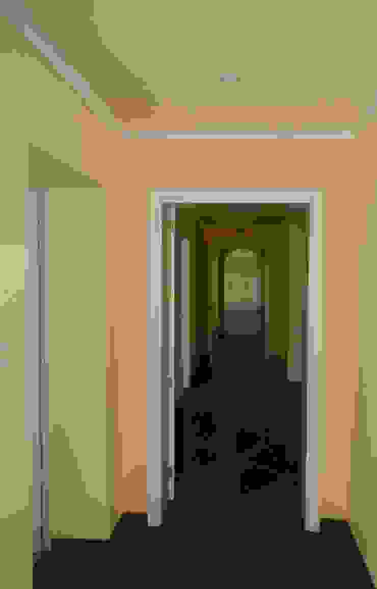 Pintura de Interiores Corredores, halls e escadas mediterrânicos por RenoBuild Algarve Mediterrânico