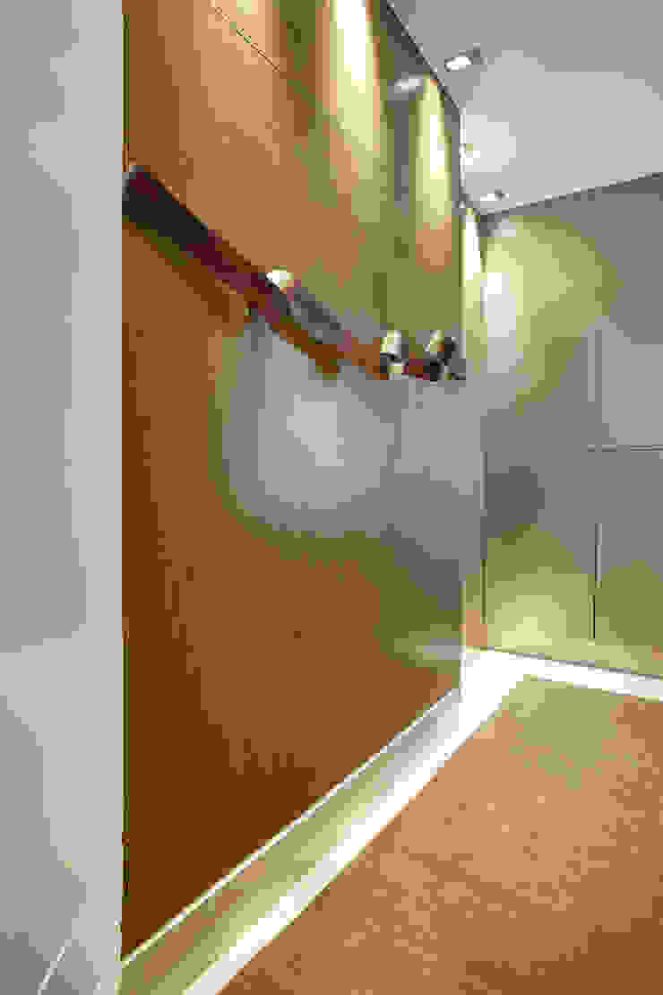 Isabela Canaan Arquitetos e Associados Pasillos, vestíbulos y escaleras de estilo moderno