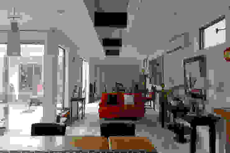 自然を感じる家で暮らす, スタジオ・ベルナ スタジオ・ベルナ Moderne Wohnzimmer Weiß
