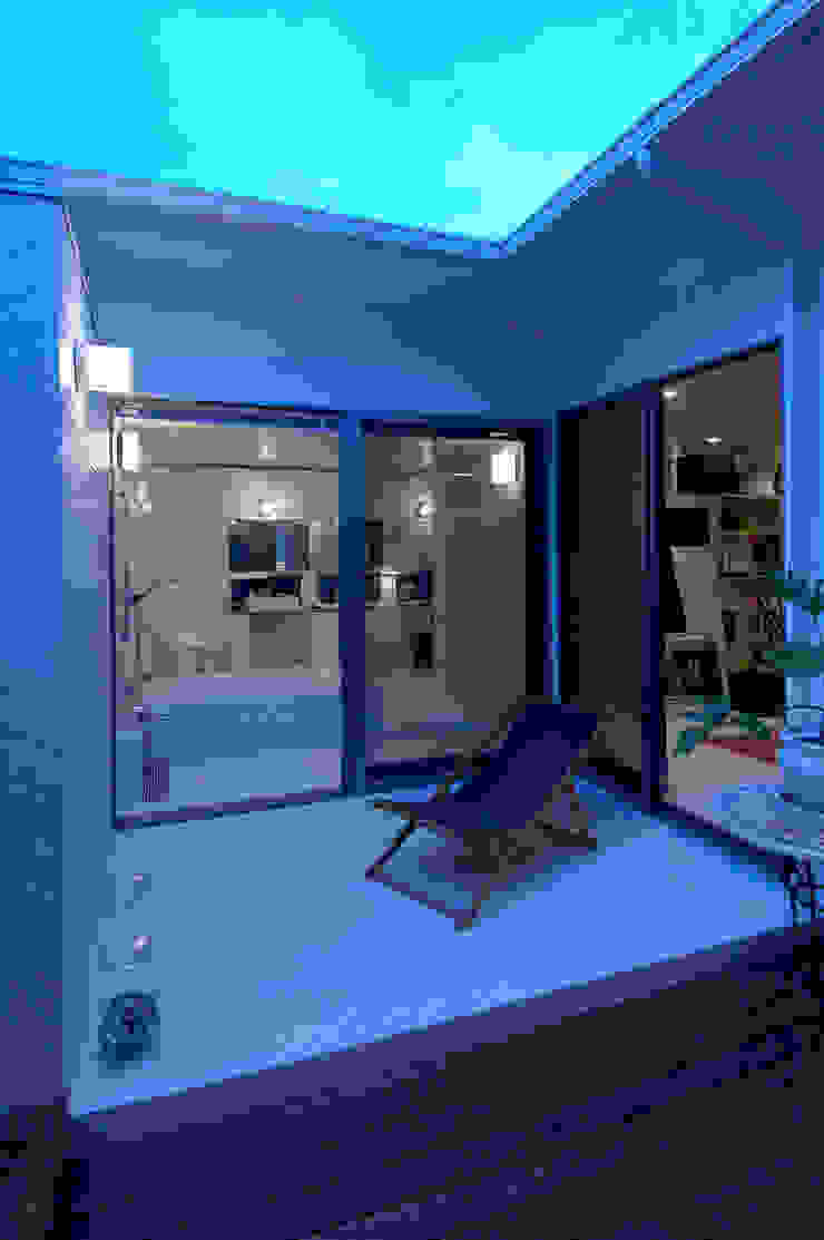 自然を感じる家で暮らす, スタジオ・ベルナ スタジオ・ベルナ Moderne Badezimmer Fliesen Weiß