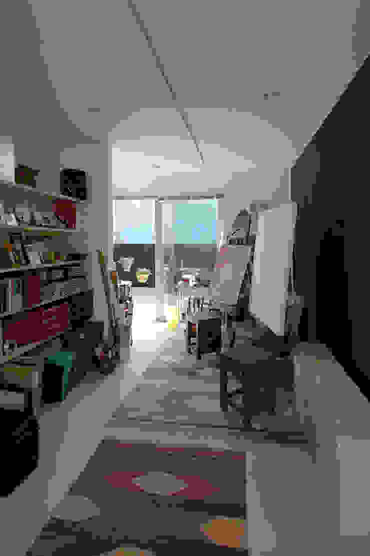 自然を感じる家で暮らす, スタジオ・ベルナ スタジオ・ベルナ Moderne Arbeitszimmer