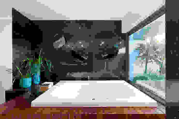 Casa de banho master suite Banheiros minimalistas por GAVINHO Architecture & Interiors Minimalista Pedra