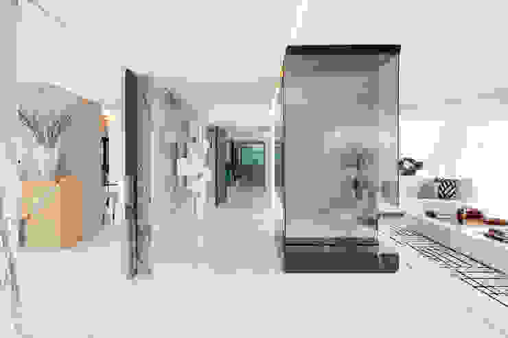 Salas de estar minimalistas por GAVINHO Architecture & Interiors Minimalista Vidro