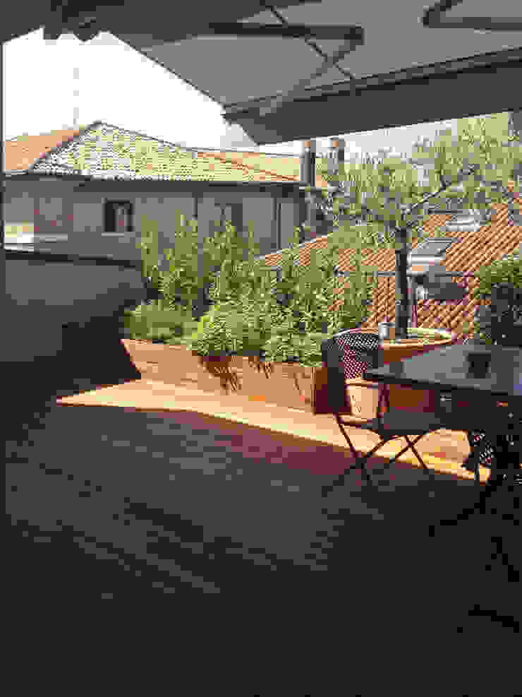 dehor urbano bilune studio design e orto con piante aromatiche bilune studio Balcone, Veranda & Terrazza in stile moderno