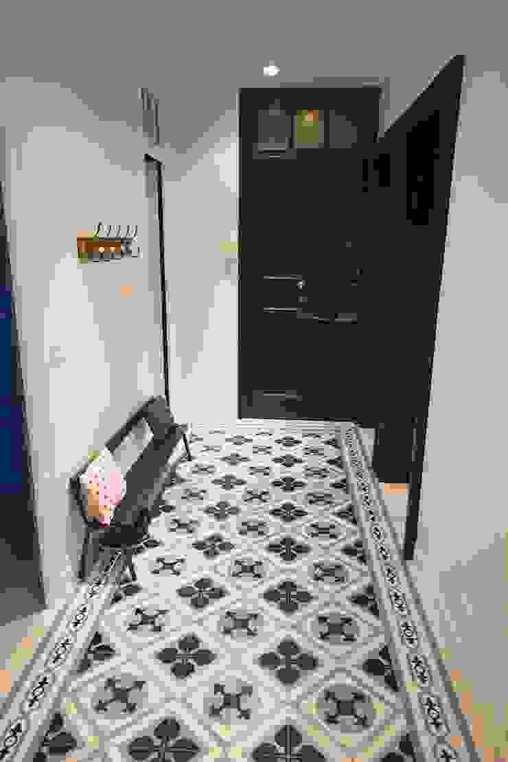 Une entrée en carreaux de ciment Atelier[21] Couloir, entrée, escaliers modernes Biens,Porte,Bois,Ébénisterie,Sol,Design d&#39;intérieur,Sol,mur,Fixation,Carrelage