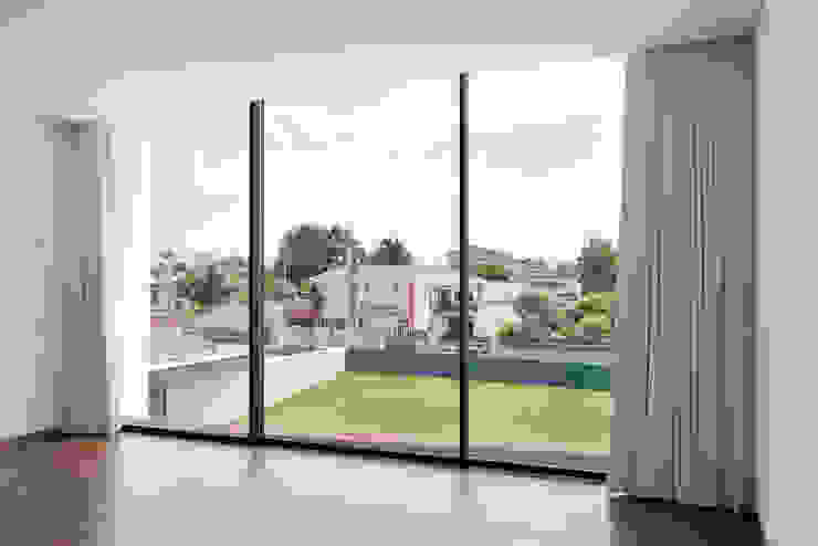 Balcones y terrazas de estilo minimalista de Urban Core Minimalista