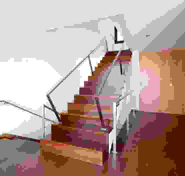 Pasillos, vestíbulos y escaleras de estilo minimalista de Urban Core Minimalista