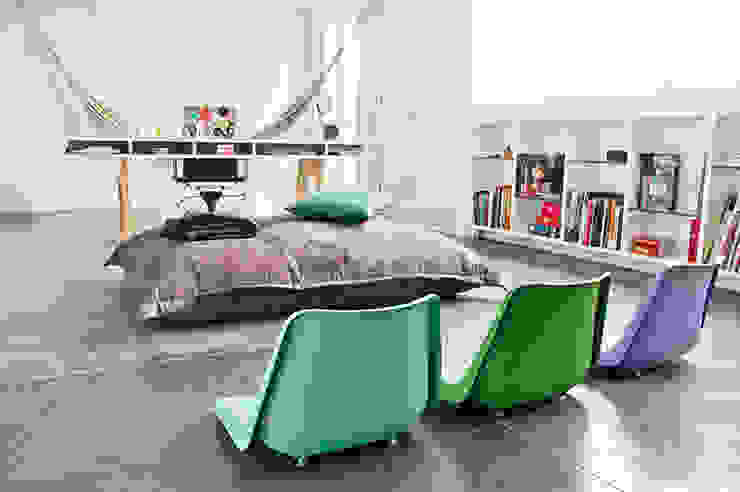 Área de descanso PUNCH TAD Oficinas de estilo minimalista Blanco