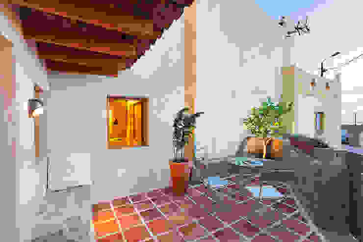 A JOIA d´AZOIA pedro quintela studio Varandas, marquises e terraços campestres