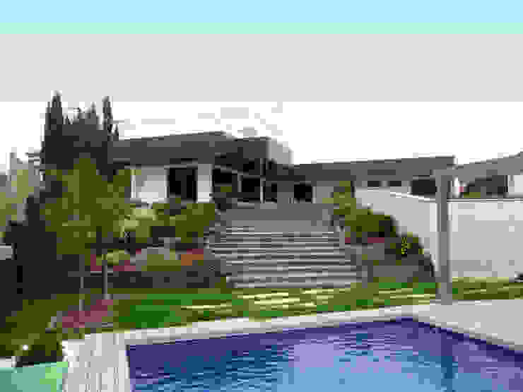 TRAS LA REFORMA FABRICA DE ARQUITECTURA Casas de estilo moderno Metal Agua,Planta,Propiedad,Cielo,Azur,Ventana,Hierba,Sombra,Barrio residencial,Diseño urbano