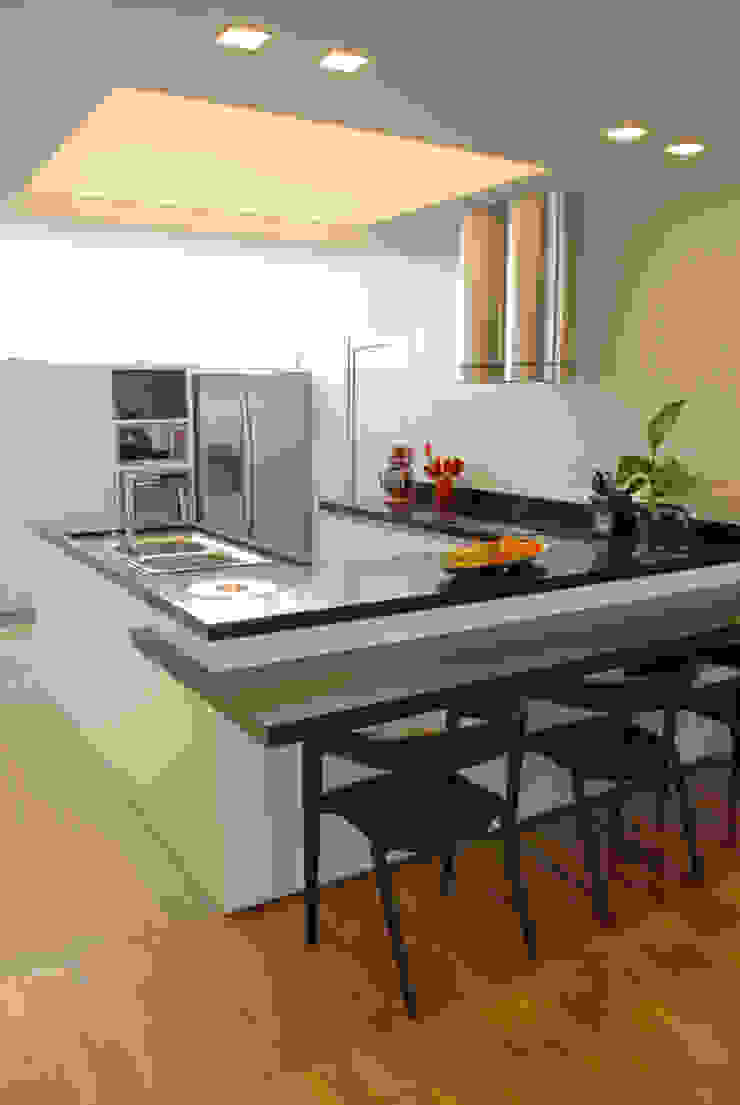 Cozinha 1 MONICA SPADA DURANTE ARQUITETURA Cozinhas minimalistas Armários,Bancada,Mobiliário,Pia da cozinha,Cozinha,Afundar,Madeira,Fogão de cozinha,Utensílio de cozinha,Chão