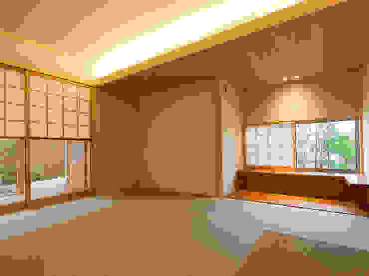 一級建築士事務所 Eee works Modern media room Multicolored
